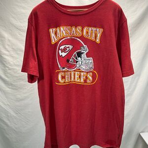 NFL Team Apparel Kansas City Chiefs Football Graphic T-Shirt Red Helmet Logo XL‎